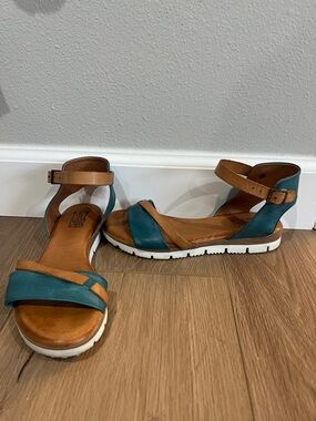 Miz Mooz Teal and Tan Leather Ankle-Strap Sandals size 39